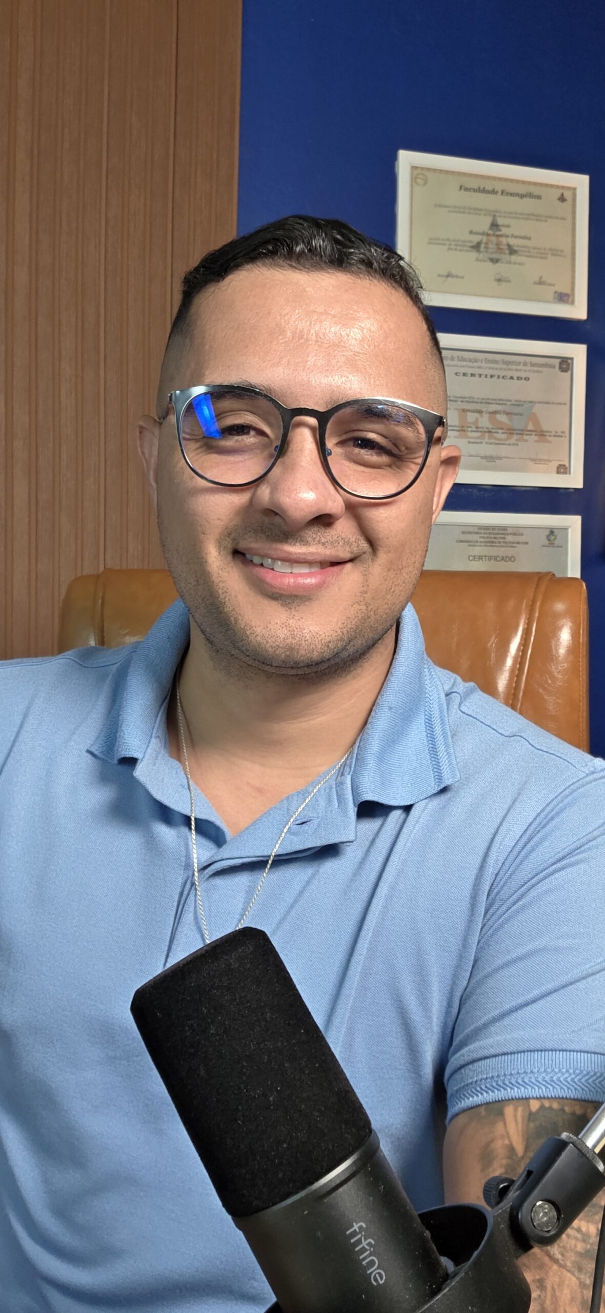 Professor Ronaldo Santos ao microfone