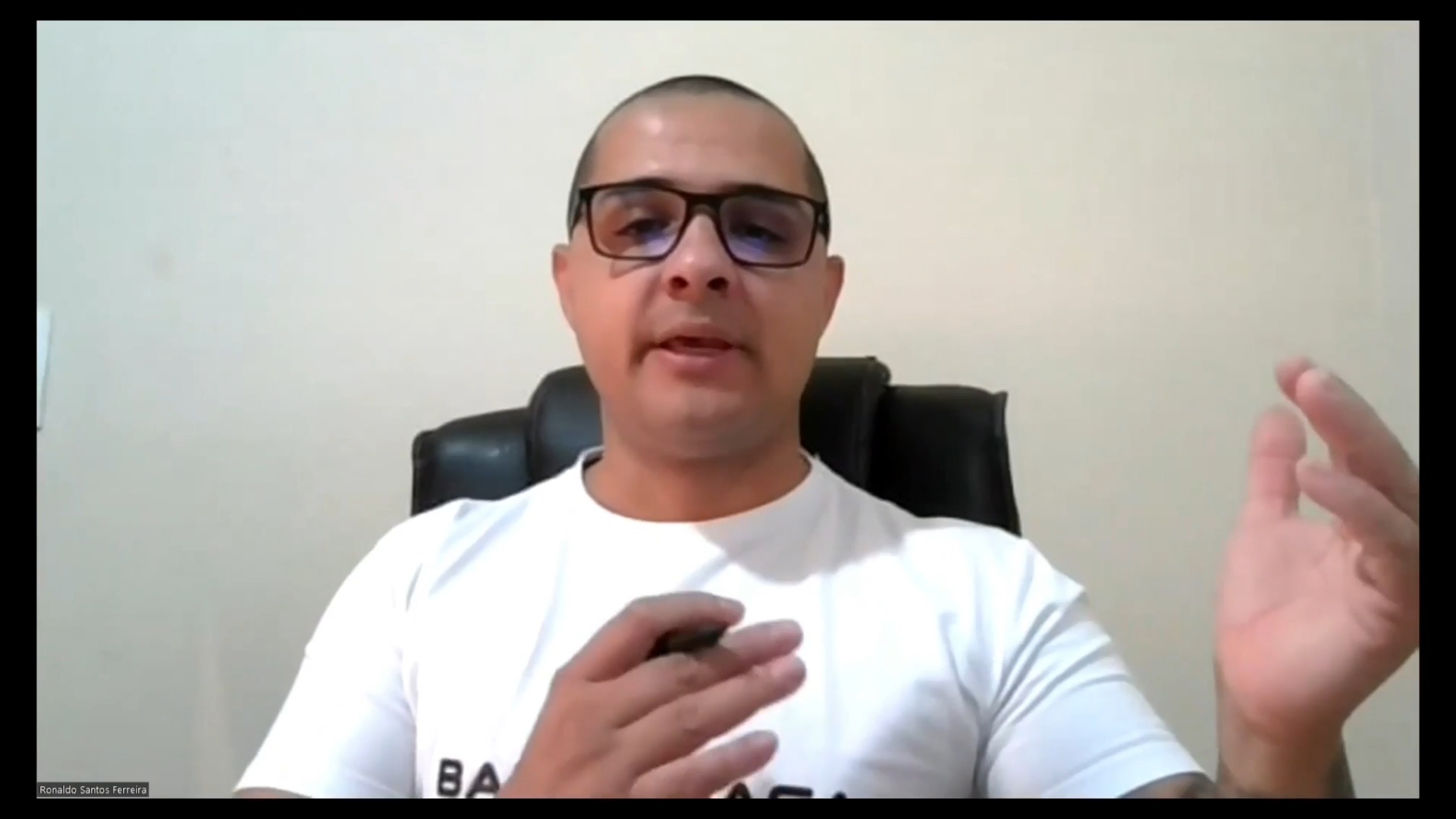 Uma das primeiras aulas do Prof. Ronaldo Santos, gravada com uma câmera simples