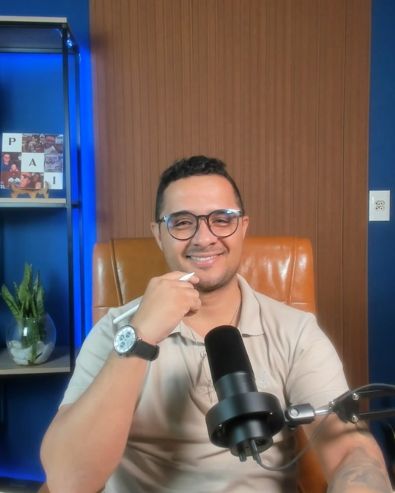 Professor Ronaldo Santos gravando aula
