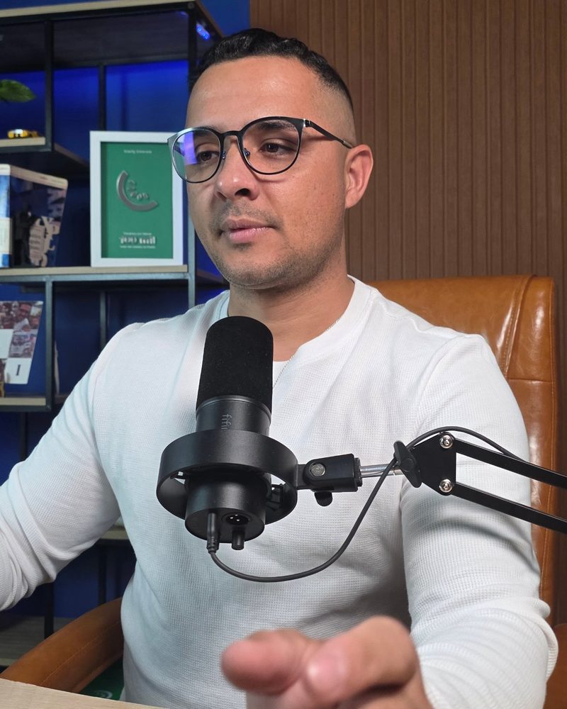 Professor Ronaldo Santos no estúdio
