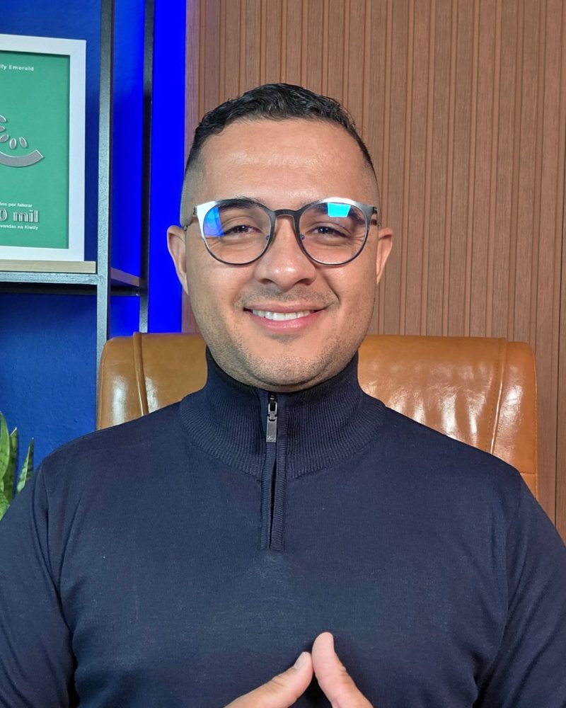 Professor Ronaldo Santos no estúdio