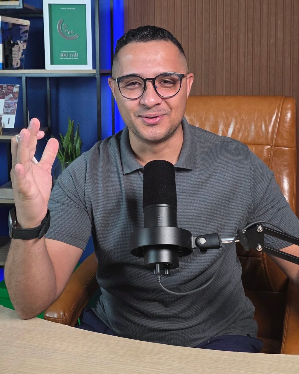 Professor Ronaldo Santos explicando uma questão