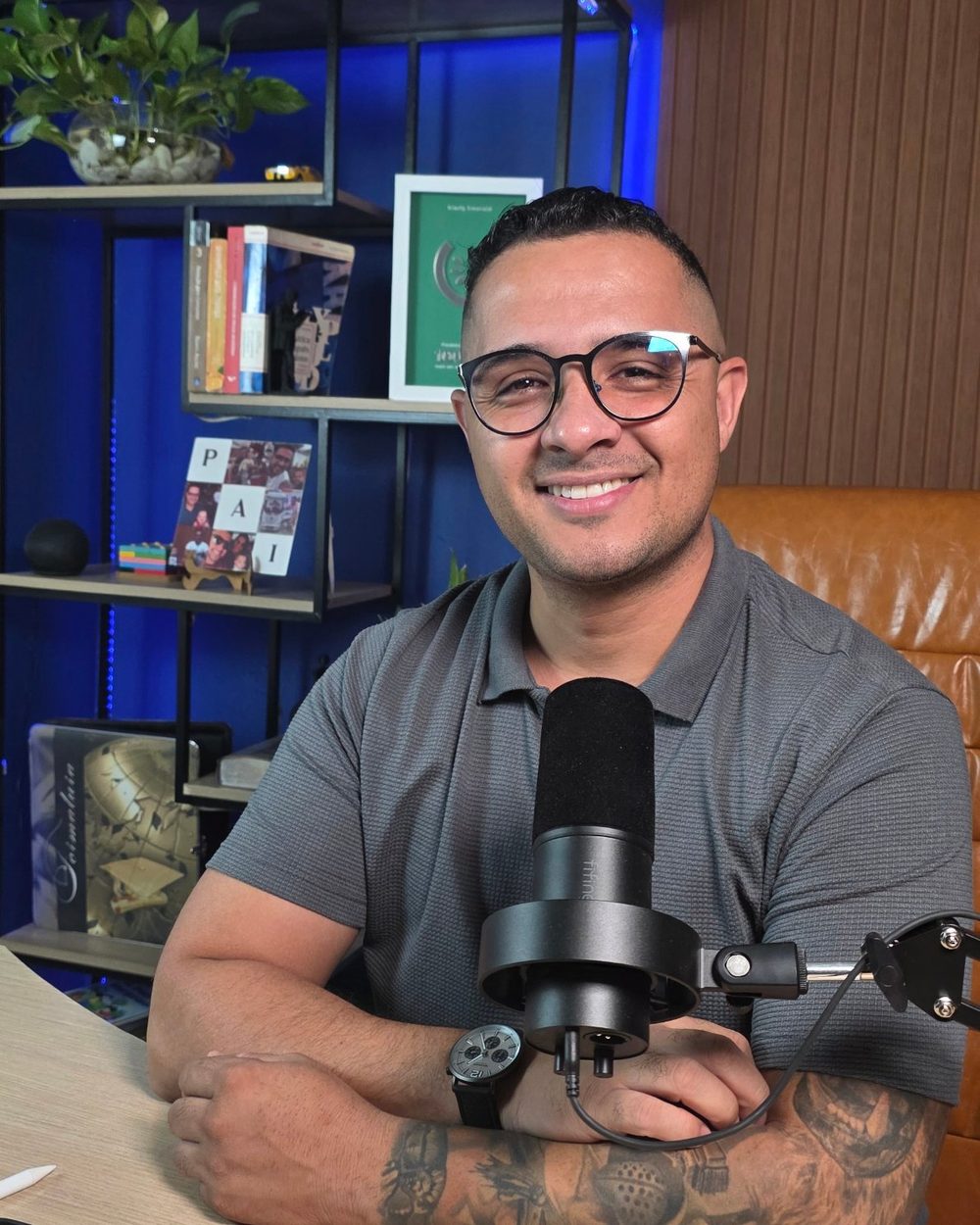 Professor Ronaldo Santos sorrindo no estúdio